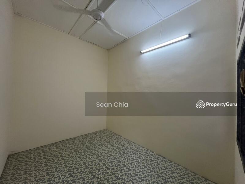 Untuk Dijual - Newly Refurbished 1sty House 20x80 4R2B Nearby Maybank Meru Klang